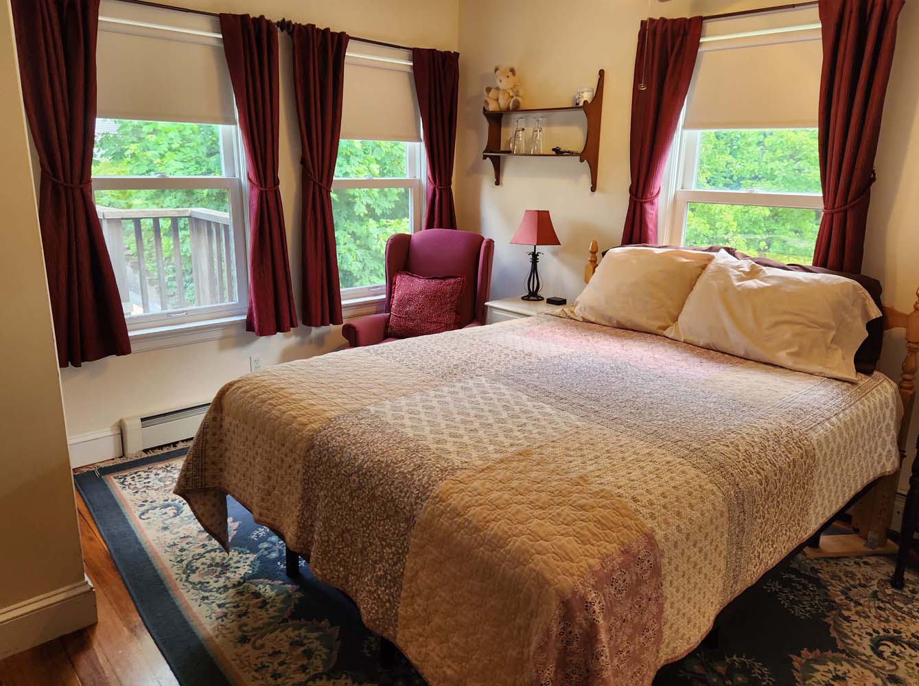 queen bed with 3 windows